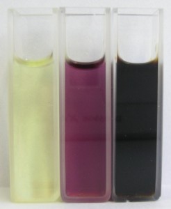 可視光を照射したときのフラーレンのニトロベンゼン溶液の色変化